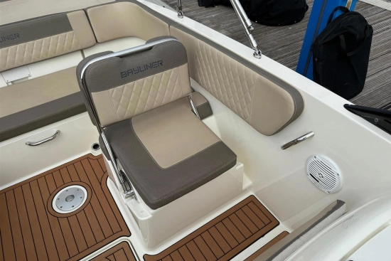 Bayliner VR6 usado à venda