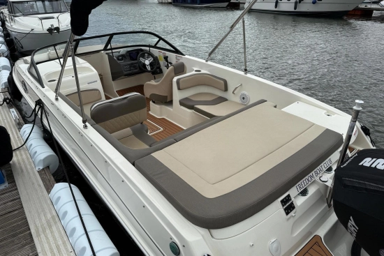 Bayliner VR6 usado à venda