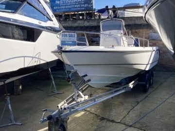 Boston Whaler 210 Outrage usado à venda