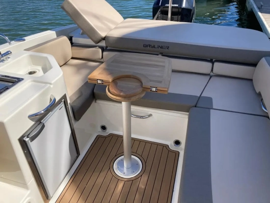 Bayliner VR6 Cuddy Outboard usado à venda