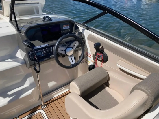 Bayliner VR6 Cuddy Outboard usado à venda