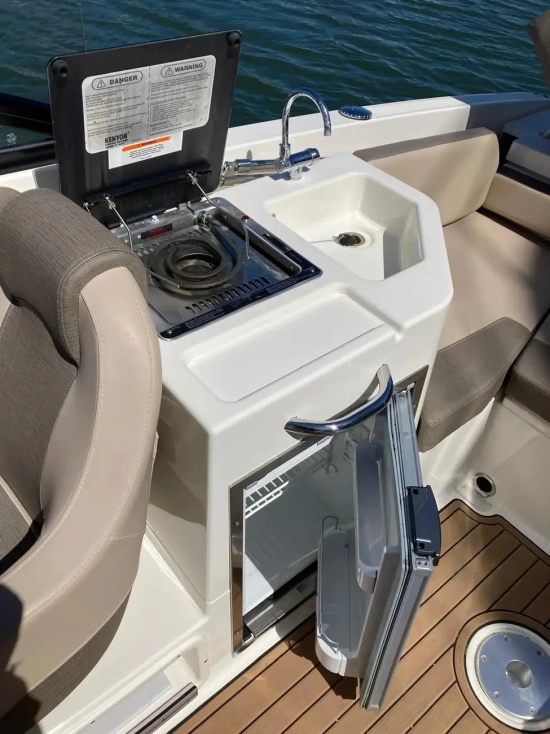 Bayliner VR6 Cuddy Outboard usado à venda