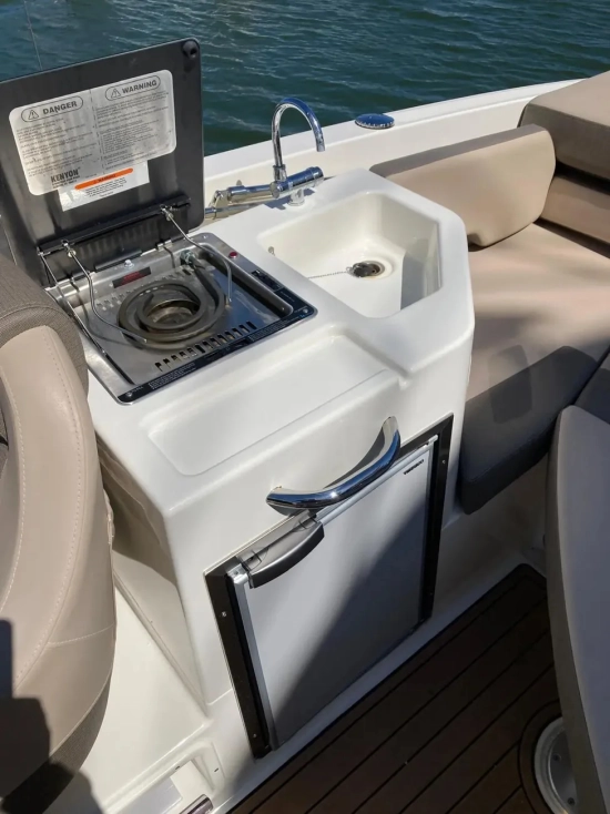 Bayliner VR6 Cuddy Outboard usado à venda