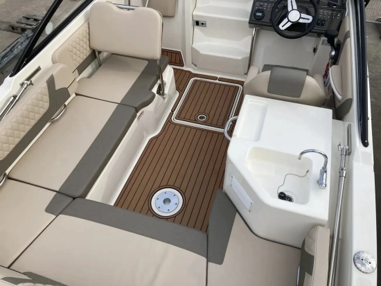 Bayliner VR6 Cuddy Outboard usata in vendita