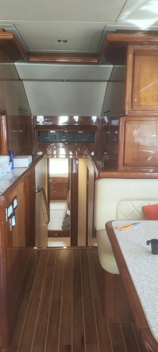 Bertram 630 Convertible usado à venda