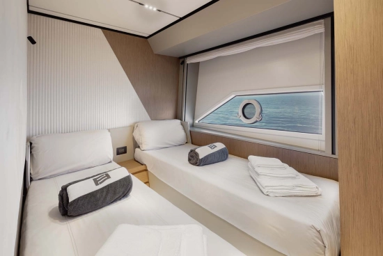 Ferretti 720 usado à venda