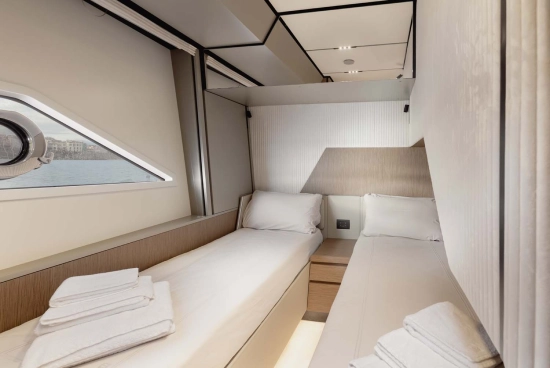 Ferretti 720 usado à venda
