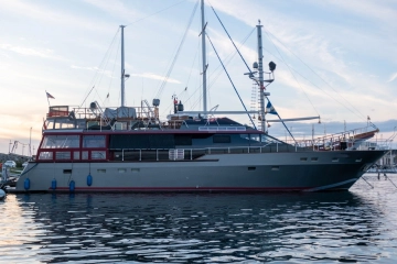 Custom 26 m usado à venda