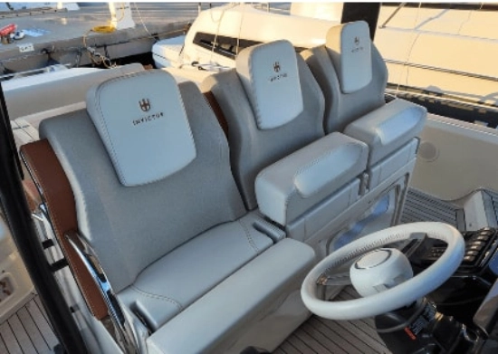 Invictus Yacht GT370 usado à venda