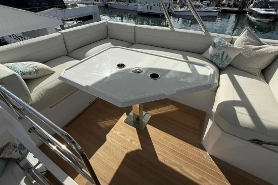 Aventura 38 Motor Yacht usado à venda
