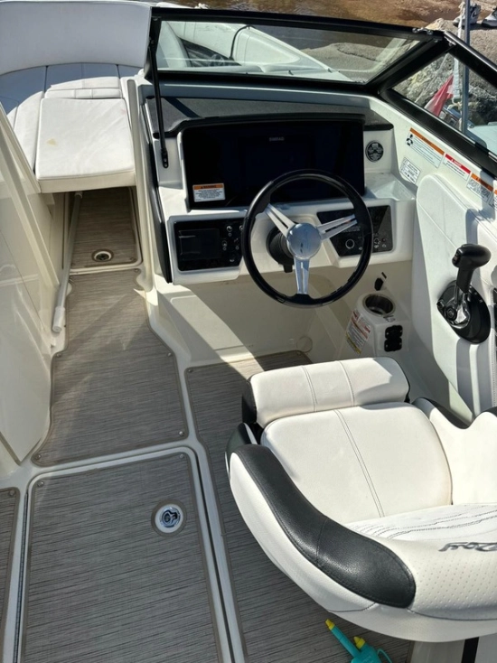 Sea Ray SDX 230 usado à venda