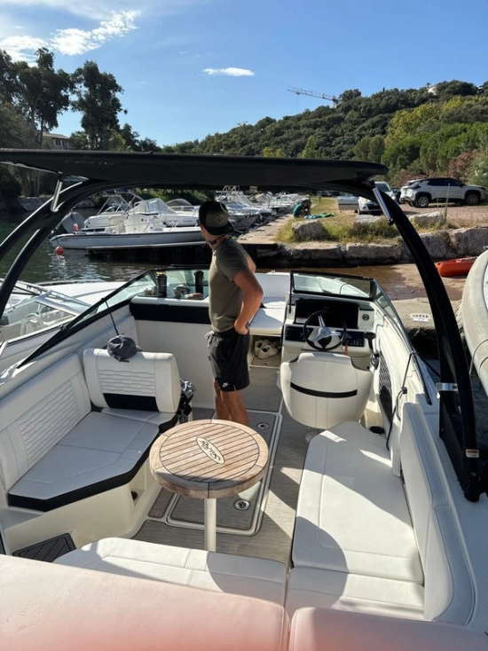 Sea Ray SDX 230 usado à venda