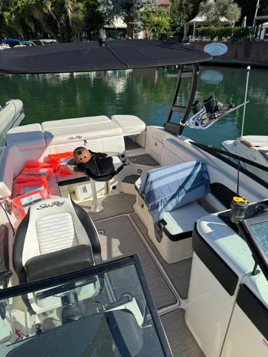 Sea Ray SDX 230 usado à venda