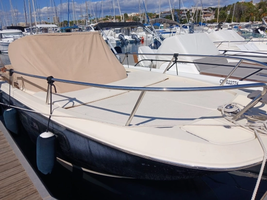 Invictus Yacht 240 usado à venda