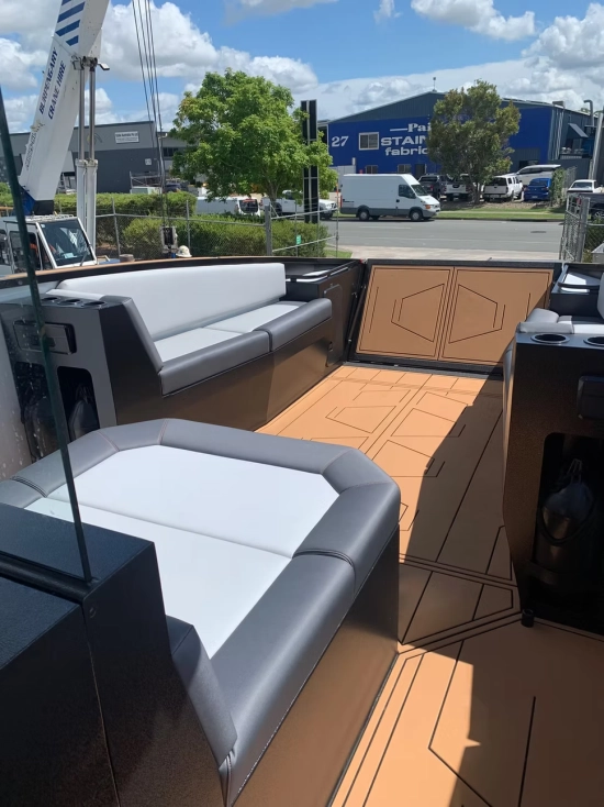 Finish Line wide body Escape Catamaran nuevo en venta