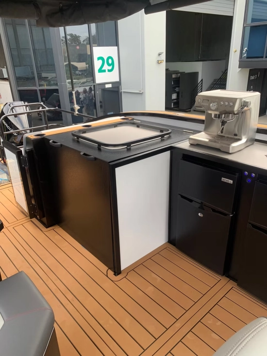 Finish Line wide body Escape Catamaran nuevo en venta