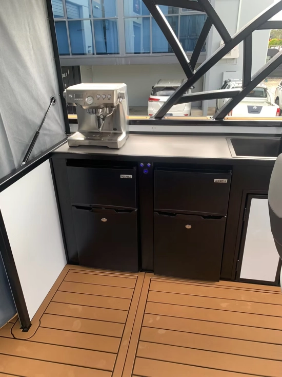 Finish Line wide body Escape Catamaran nuevo en venta