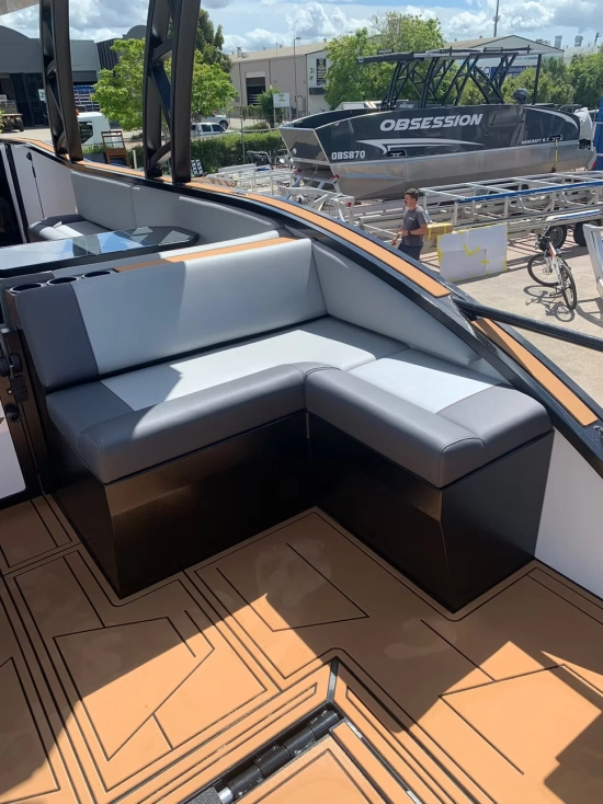 Finish Line Sports Cat & Enclosed Cabin Open nuevo en venta