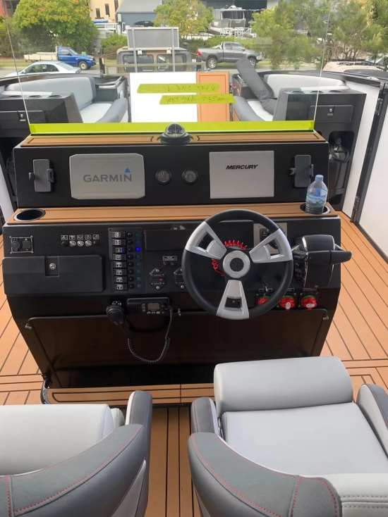 Finish Line Sports Cat & Enclosed Cabin Open nuevo en venta
