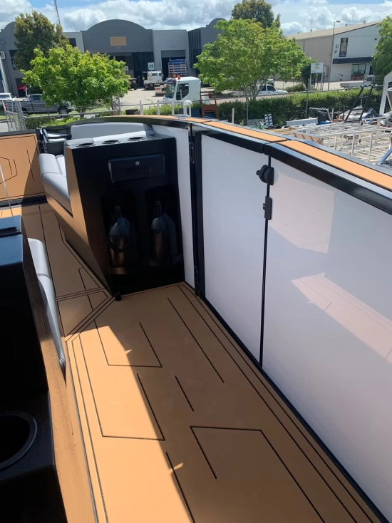 Finish Line Sports Cat & Enclosed Cabin Open nuevo en venta
