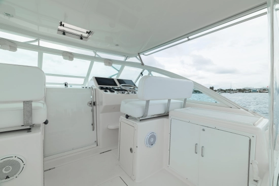 Cabo Yachts 35 Express usado à venda