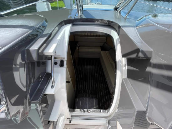 Monterey 335 Sport Yacht usata in vendita