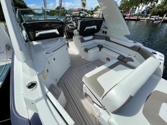 Monterey 335 Sport Yacht usata in vendita