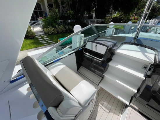 Monterey 335 Sport Yacht usata in vendita