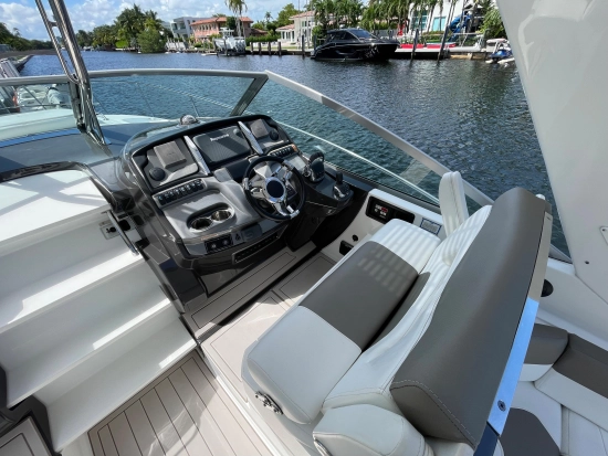 Monterey 335 Sport Yacht usata in vendita