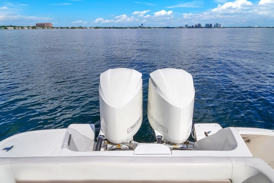 Intrepid Boats 327 Center Console usata in vendita