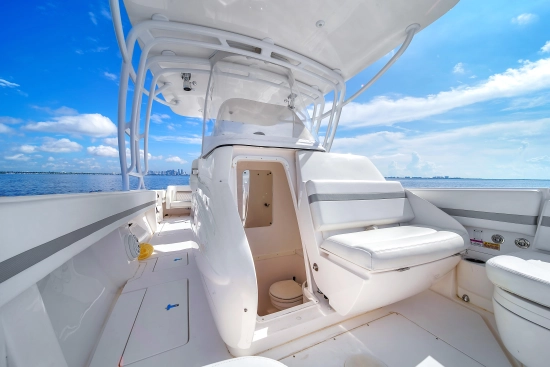 Intrepid Boats 327 Center Console usata in vendita