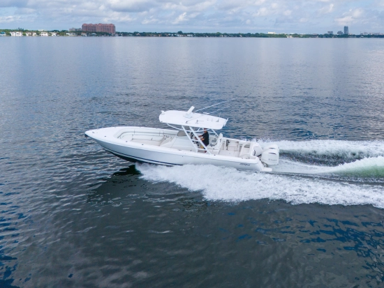 Intrepid Boats 327 Center Console usata in vendita