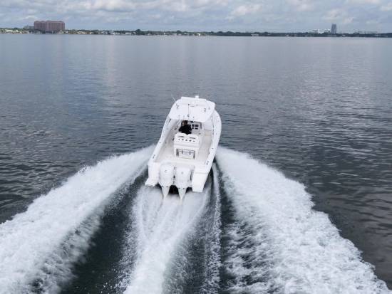 Intrepid Boats 327 Center Console usata in vendita