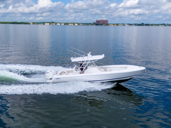Intrepid Boats 327 Center Console usata in vendita