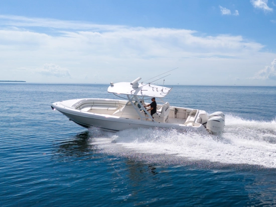 Intrepid Boats 327 Center Console usata in vendita