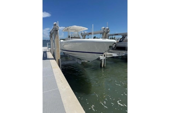 Intrepid Boats 327 Center Console usata in vendita