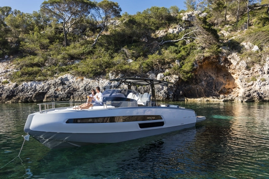 Invictus Yacht GT320 novos à venda