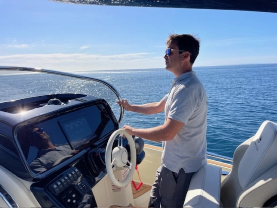 Invictus Yacht GT320 usado à venda
