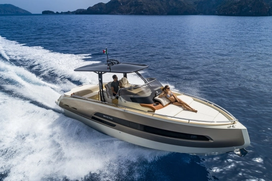 Invictus Yacht GT320 usado à venda