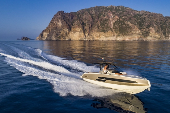 Invictus Yacht GT320 usado à venda