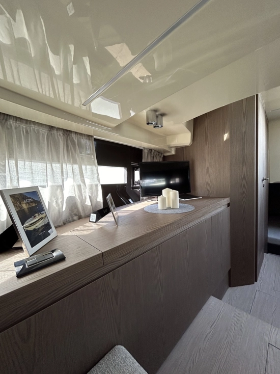Invictus Yacht GT320 usado à venda