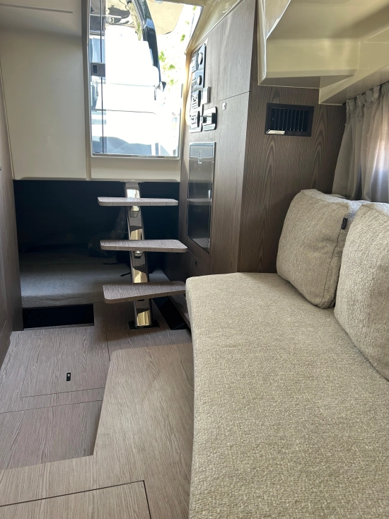Invictus Yacht GT320 usado à venda