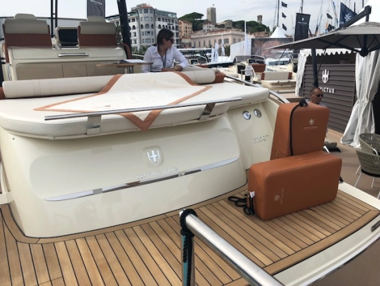 Invictus Yacht GT320 usado à venda