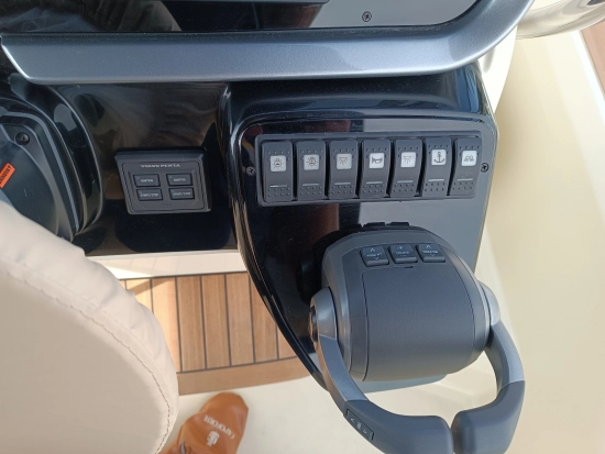 Invictus Yacht GT320 usado à venda