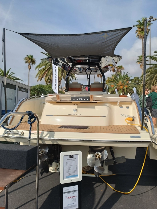 Invictus Yacht GT320 usado à venda