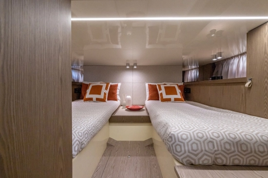 Invictus Yacht TT420 novos à venda